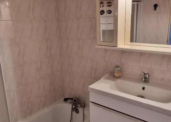 Villa Mitoyenne 6 Pers Avec Piscine, Parking, Clim - Fr-1-607-155